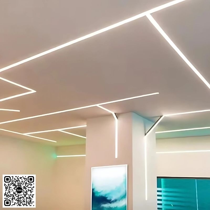 7-32 Trần thạch cao hiện đại với hệ thống đèn led âm trần dạng thanh thẳng trong phòng khách sáng