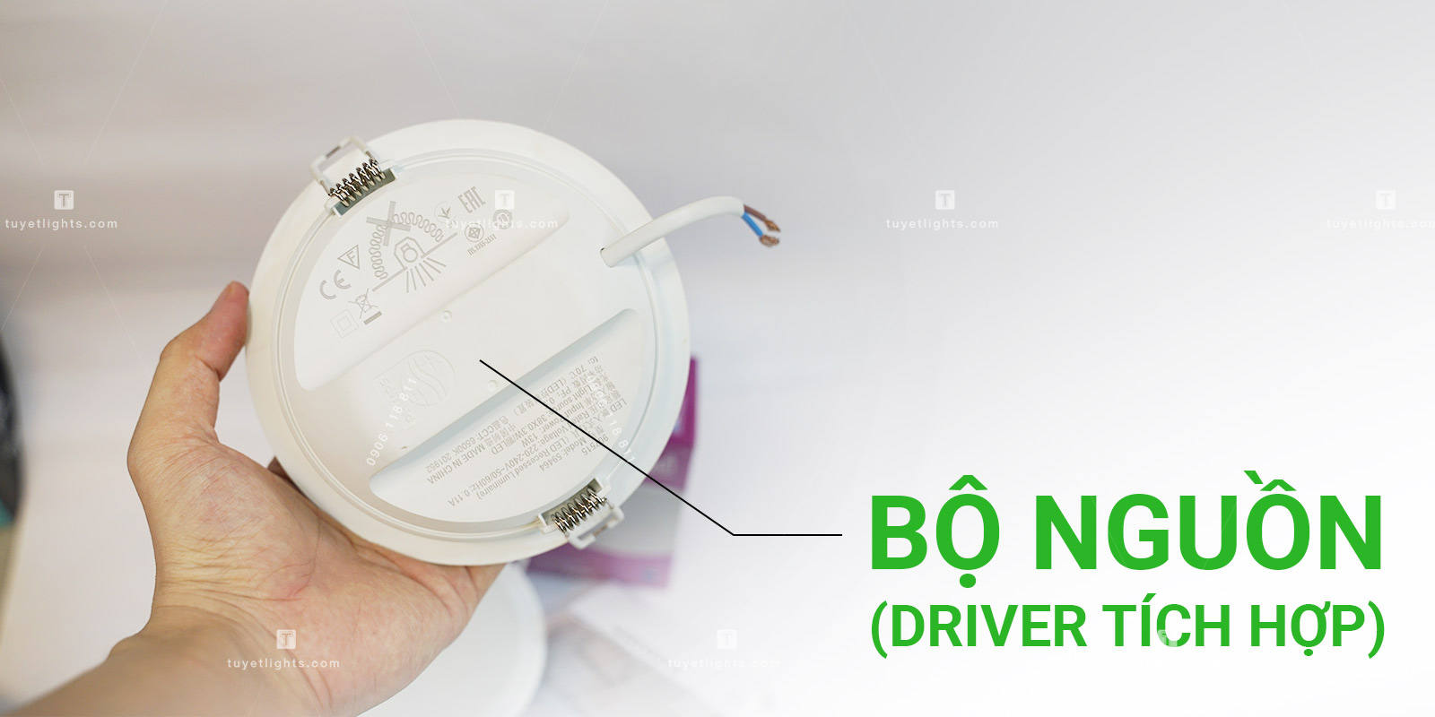 Bộ Nguồn được tích hợp từ bên trong thân đèn